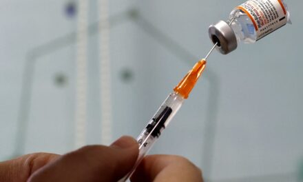 Izraeli u ofron qytetarëve mbi 60 vjeç dozën e katërt të vaksinës kundër Omicron