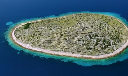 Ishulli i pabanuar kroat që duket si një gjurmë gishti gjigant