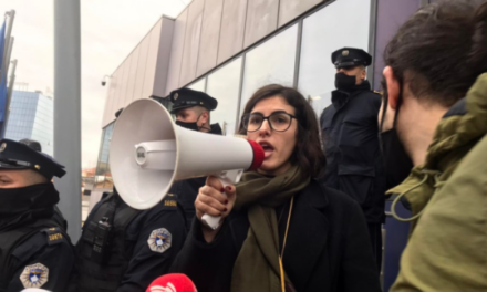 Qëllohet me llamba ministria e Ekonomisë në Kosovë, protestuesit kërkojnë shkarkimin e ministres