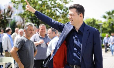 Zbulohet lëvizja surprizë e Bashës/ Mbledh demokratët në seli kur Berisha mban Kuvendin