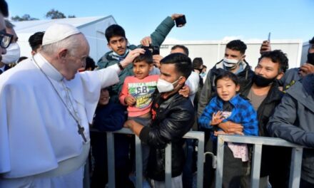 Papa në kampin e emigrantëve në Greqi: T’i japim fund mbytjes së civilizimit!