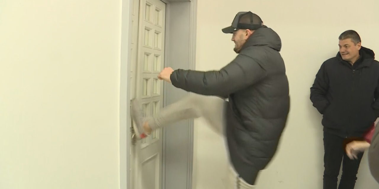 Shkelmoi derën brenda selisë, PD kallëzon penalisht mbështetësin e Berishës