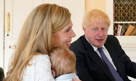 Boris Johnson bëhet baba për herë të shtatë