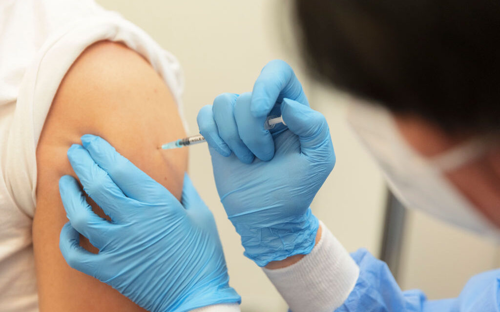 Pfizer-BioNTech: Tri doza të vaksinës janë efektive kundër Omicron