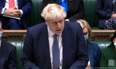 “Sillni pijen tuaj”/ Boris Johnson merr “përgjegjësinë e plotë” për festën e ndaluar