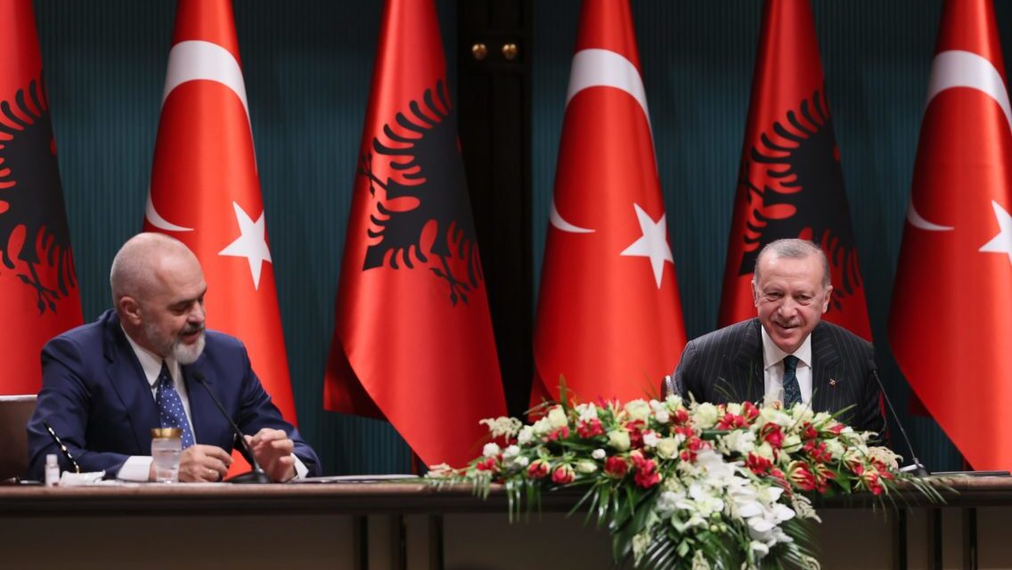 Sheshi në Laç do të mbajë emrin e tij, cilat janë 7 marrëveshjet që pritet të firmosen me Erdogan?