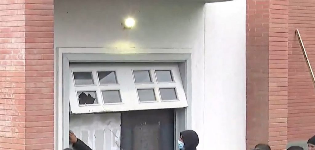 “Kanë hapur vrima për të hedhur gaz lotsjellës”, Berisha: Do të mbajnë përgjegjësi