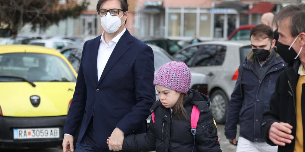 Dorë për dore me vogëlushen shqiptare, gjesti i rrallë ndërgjegjësues i presidentit maqedonas