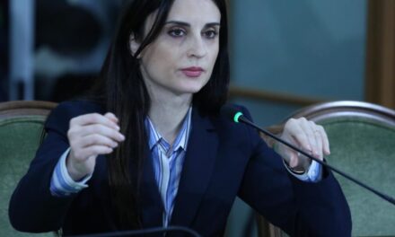 “Më 6 mars do merrni përgjigje!”, kryebashkiakja e Durrësit largohet nga Komisioni Hetimor për inceneratorët