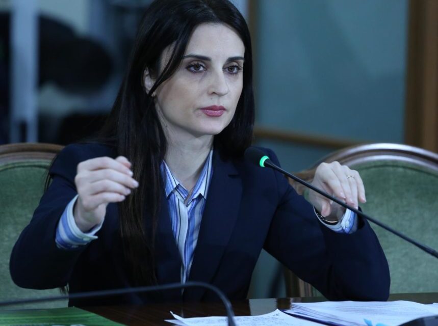 “Më 6 mars do merrni përgjigje!”, kryebashkiakja e Durrësit largohet nga Komisioni Hetimor për inceneratorët