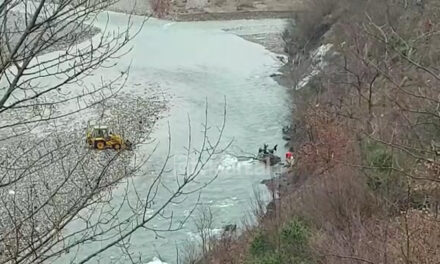 Makina bie në lumin Shkumbin, 3 të vdekur në aksident tragjik