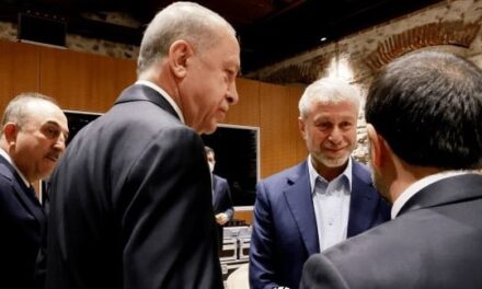 Abramovich merr pjesë në bisedimet e paqes Rusi-Ukrainë në Stamboll