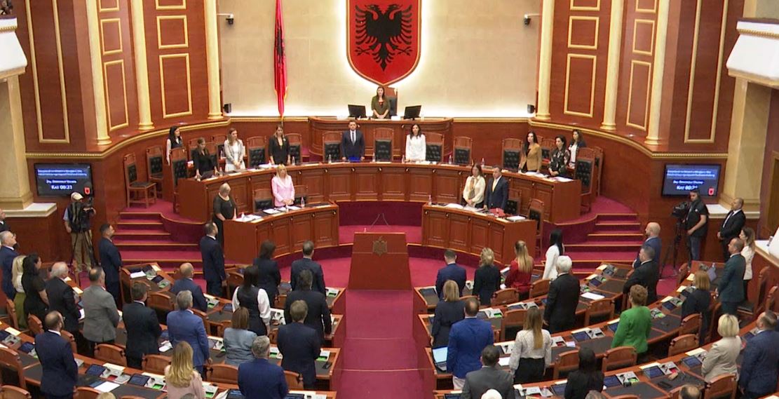 Kuvendi mban 1 minutë heshtje në nderim të ish-Presidentit Bujar Nishani