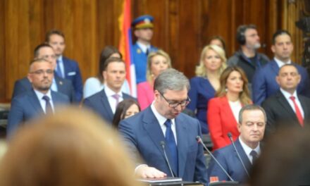 Vuçiç përfshin Kosovën në betimin e tij si president: Betohem se do ta ruaj si pjesë të Serbisë