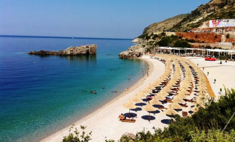 60% e shqiptarëve nuk bën dot një javë pushime këtë vit, më keq se rajoni
