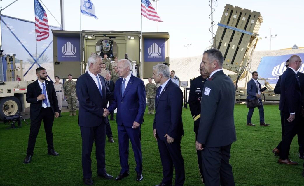 Presidenti Biden nis turin e “naftës” në Lindjen e Mesme, inspekton në Izrael armën e fuqishme me lazer