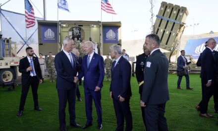 Presidenti Biden nis turin e “naftës” në Lindjen e Mesme, inspekton në Izrael armën e fuqishme me lazer