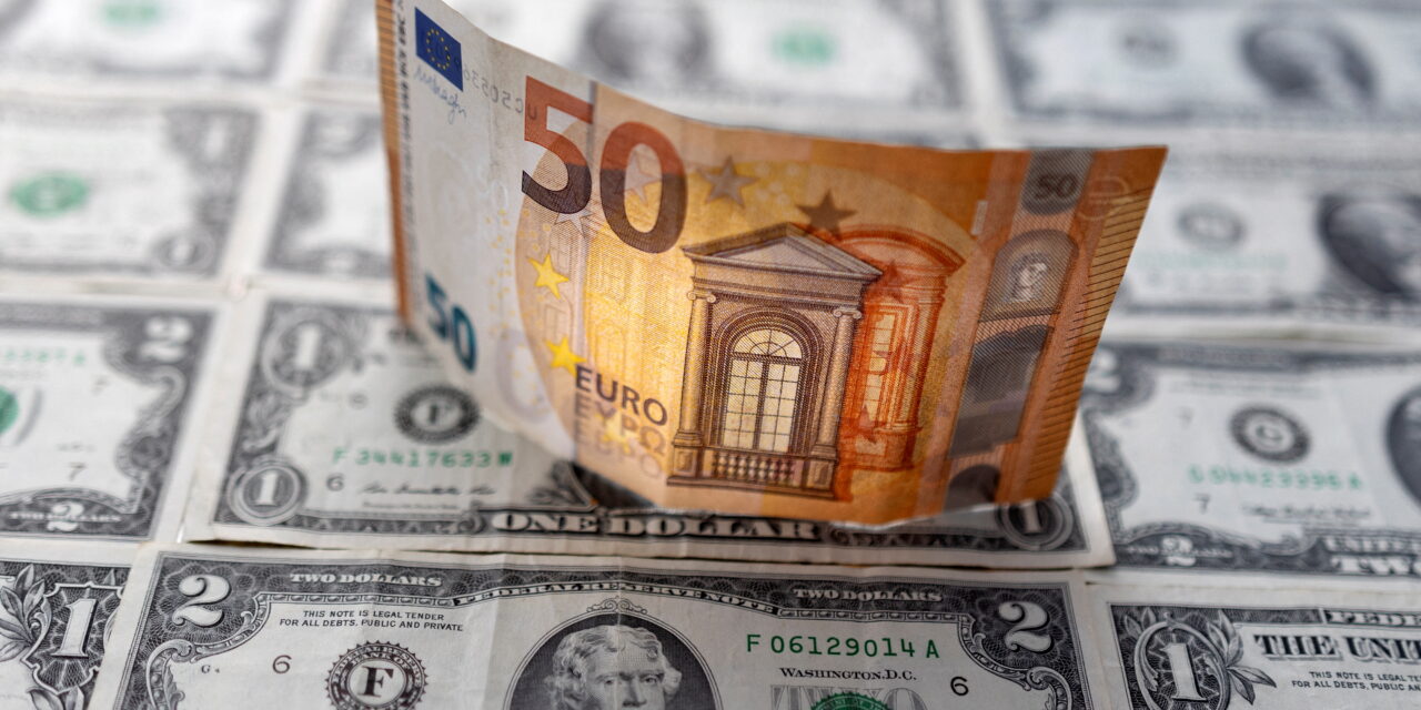Euro barazohet me dollarin për herë të parë në 20 vite