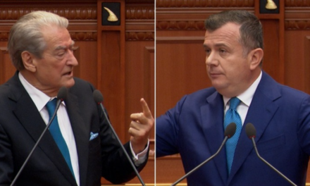 Berisha u ul në karriget e socialistëve, Balla dhe Spiropali shpërthejnë në fyerje: Provokim i ulët