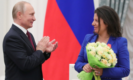 I shërben gënjeshtrat si të vërteta edhe me një buzëqeshje, SHBA tregon gazetaren kryesore të propagandës së Putin