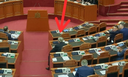 Për herë të parë, Berisha ulet te socialistët në Kuvend: Pse e bëra