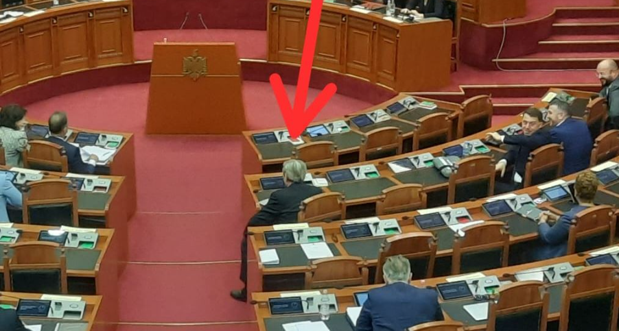Për herë të parë, Berisha ulet te socialistët në Kuvend: Pse e bëra