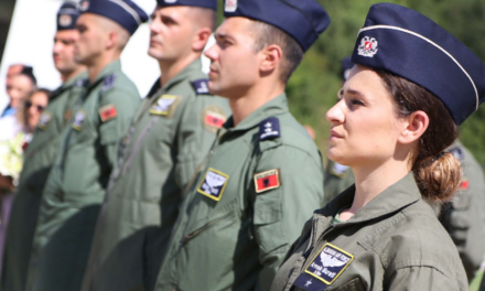 11 pilotë të rinj i shtohen Forcës Ajrore, mes tyre një vajzë