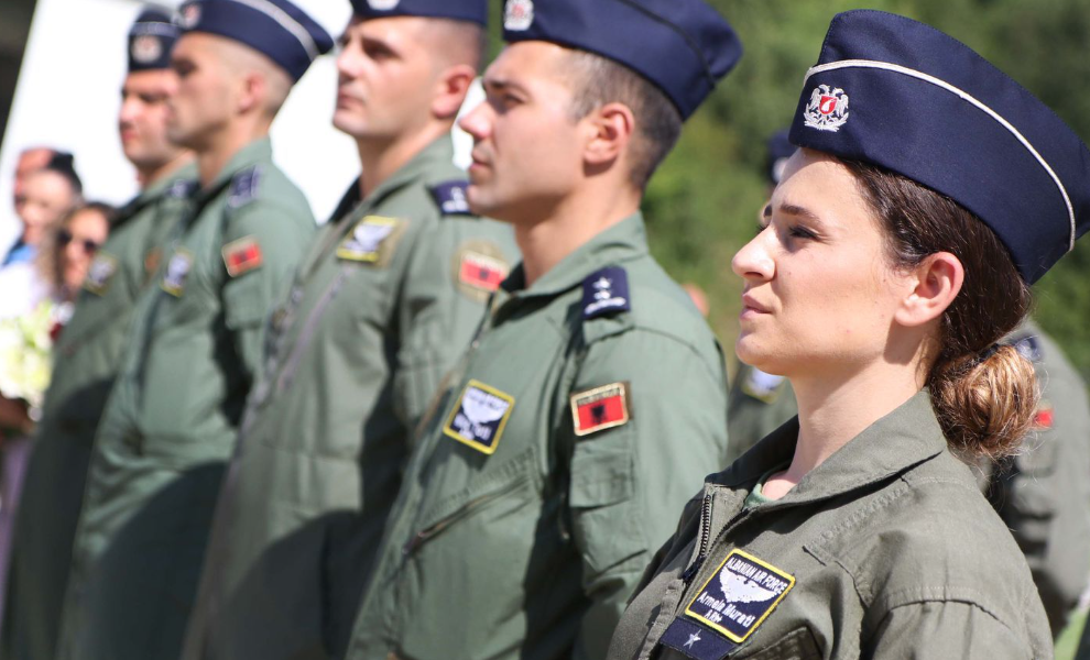 11 pilotë të rinj i shtohen Forcës Ajrore, mes tyre një vajzë