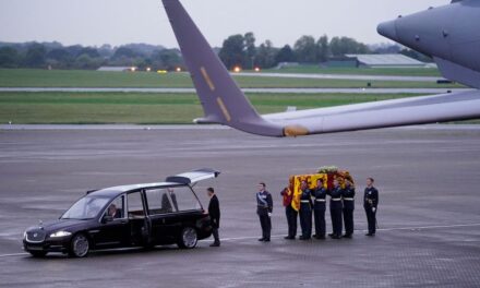 Avioni që transportoi arkivolin e Mbretëreshës Elizabeth II vendos rekord të gjurmimit të fluturimeve