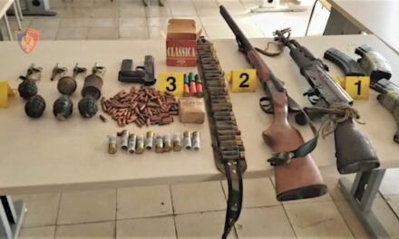 Sekuestrohet arsenal armësh, lëndë narkotike dhe valutë e huaj, dy të arrestuar në Belsh