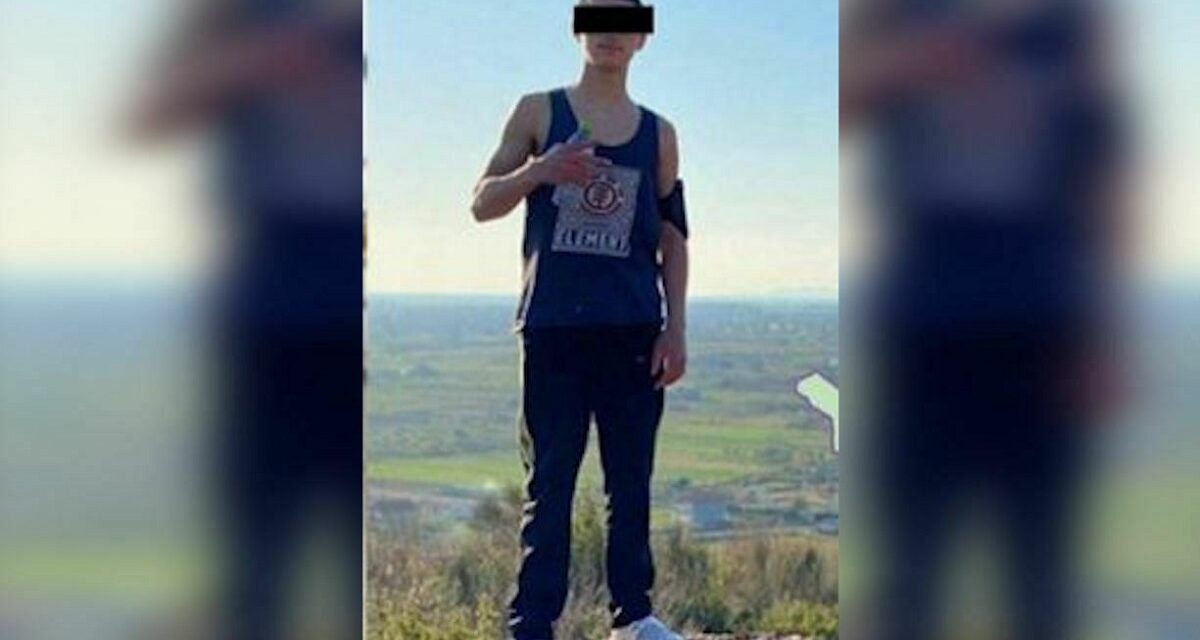 Vrau për të marrë gjakun e të atit, dënohet me 8 vite burg 17-vjeçari