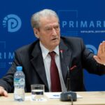 Berisha kundër etiketimeve ndaj refugjatëve shqiptarë: Falënderojmë Mbretin Charles për ndërhyrjen