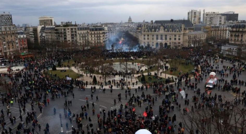 Vijojnë protestat në Francë, qytetarët kundër planit të qeverisë për të rritur moshën e daljes në pension