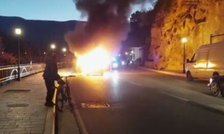 Shpërthen në flakë gjatë ecjes një automjet në Berat, shpëton mrekullisht shoferi