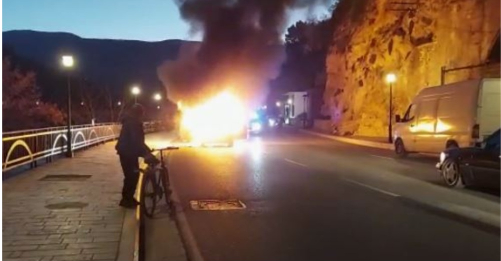 Shpërthen në flakë gjatë ecjes një automjet në Berat, shpëton mrekullisht shoferi