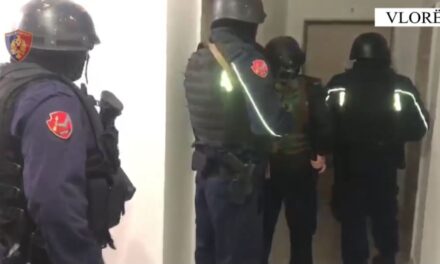 Policia me skafandra dhe mburojë zbarkojnë në banesën e pjesëtarit të një grupi kriminal në Vlorë