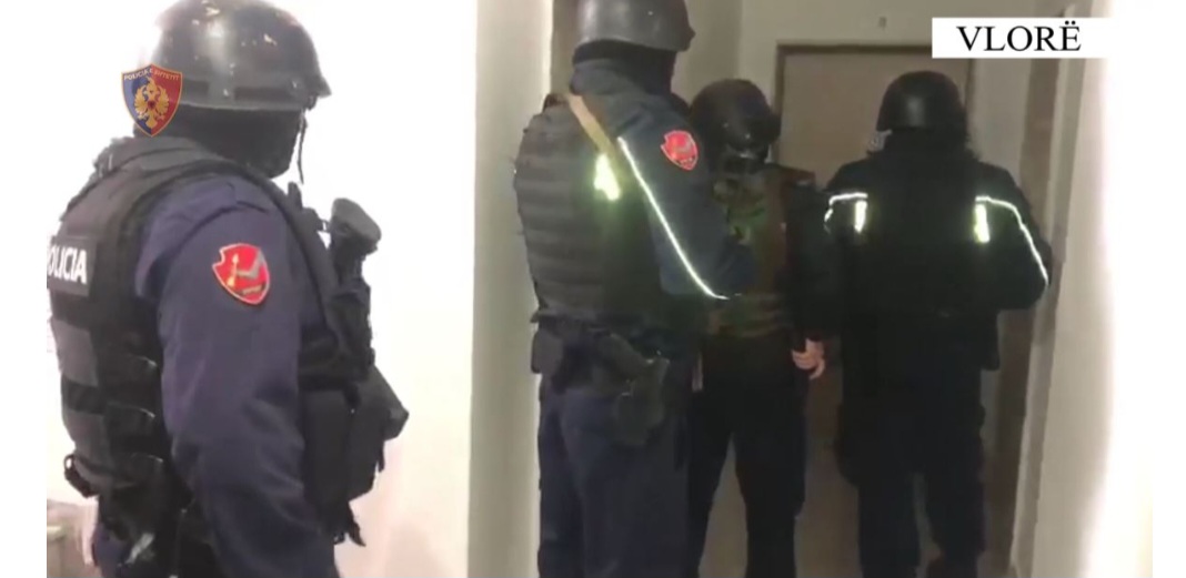 Policia me skafandra dhe mburojë zbarkojnë në banesën e pjesëtarit të një grupi kriminal në Vlorë