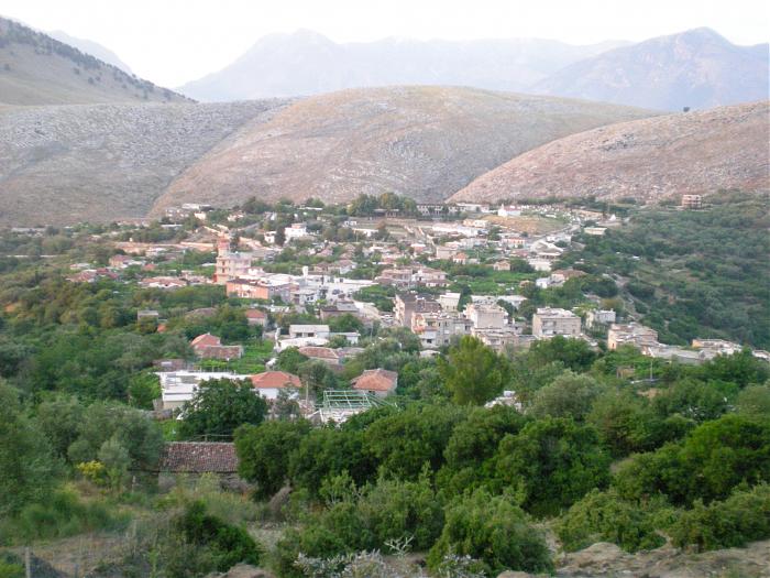 Fshatrat “djerrë” të Himarës/ Banorët në Shën Vasil: Shumica e njerëzve kanë ikur, s’ka rrugë as ujë!
