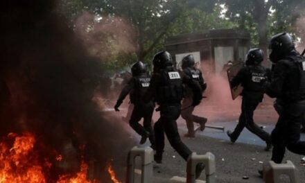 Protestat për 1 majin në Francë, 108 oficerë policie të plagosur në përleshjet me protestuesit. 291 të arrestuar, ja sa persona morën pjesë