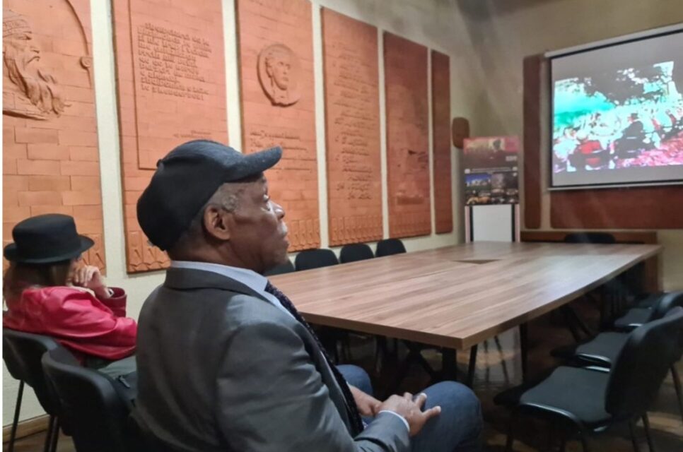 Aktori dhe producenti i njohur amerikan, Danny Glover ka vizituar Muzeun “Gjergj Kastrioti Skënderbeu” në Krujë.