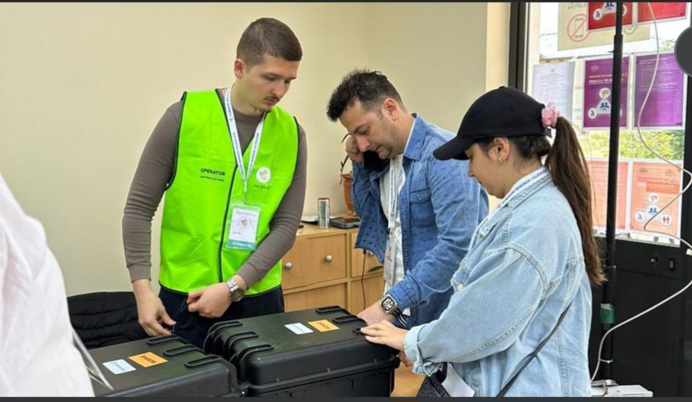 Tre pajisje të identifikimit elektronik jashtë funksionit, në Qendrën e Votimit ku voton Rama procesi i pezulluar