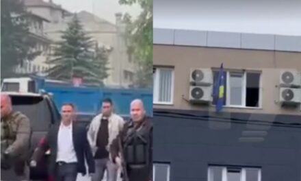 Të shtëna me armë zjarri dhe gaz lotësjellës/ Kryetarët e komunave në veri hynë në zyrë mes tensionesh, ngrihet flamuri i Kosovës në Liposaviç
