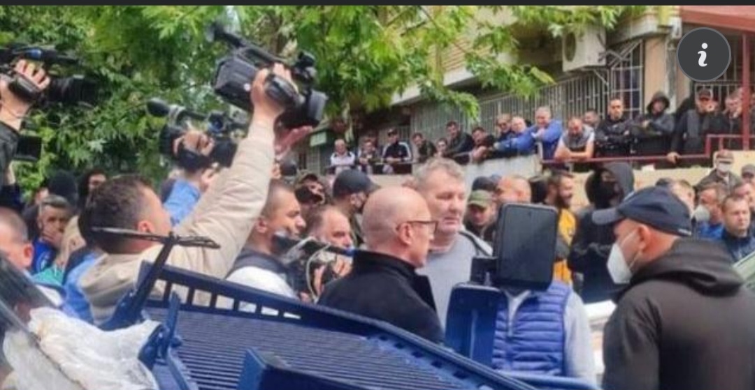 Huliganët serbë godasin edhe kryetarin e ‘Listës Serbe’! Del jashtë kontrollit situata në veri të Kosovës