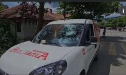 Serbët sulmojnë grupin e xhirimit të News24 e Panorama TV, gazetari: Po raportonim kur disa persona qëlluan me gurë