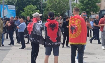Me flamurin kuq e zi dhe simbolin e shqiponjës, qytetarët organizohen në Mitrovicë, policia rrethon zonën