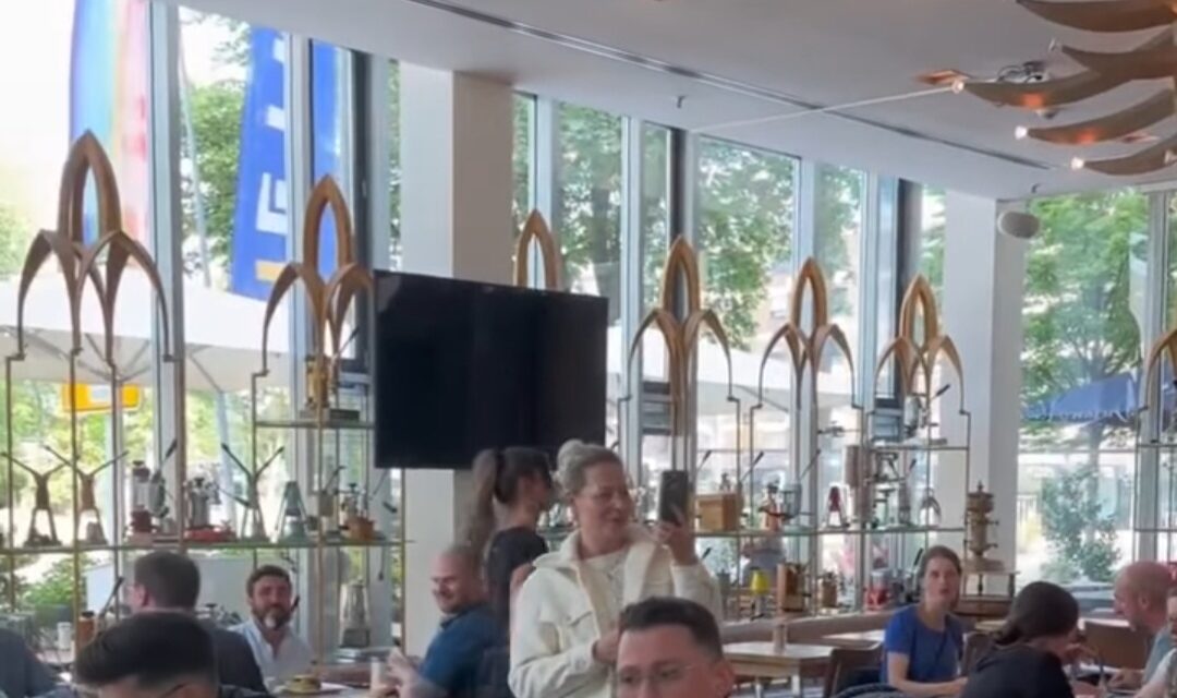 video/Një tenor italian, futet në bar, porosit kafen, dhe këndon për qefin e tij… Shikoni reagimin e njerëzve.