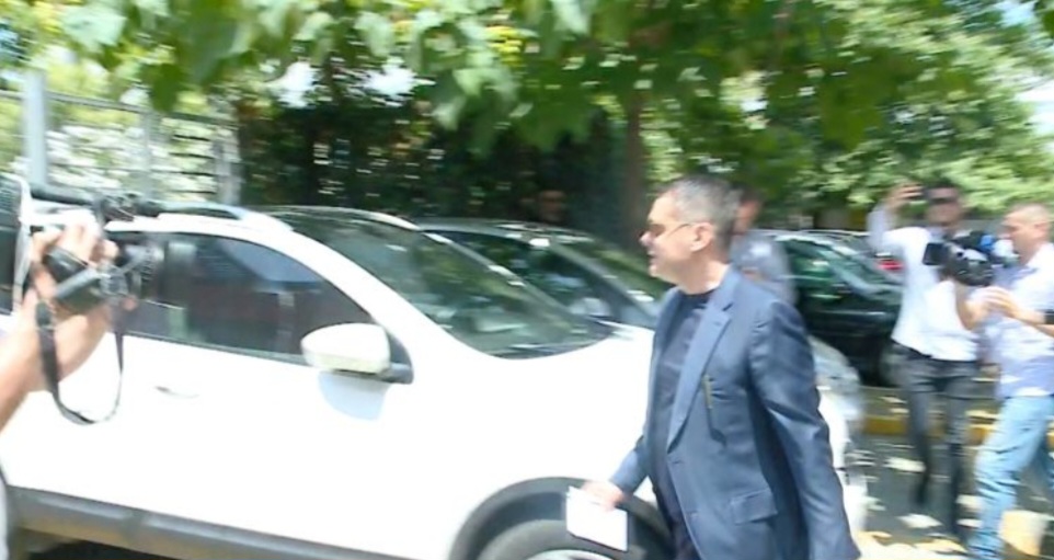 Ish-ministri Arben Ahmetaj paraqitet në SPAK