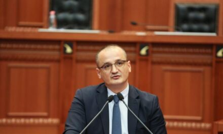 Kryetari i KLSH raporton në seancën plenare të Kuvendit të Shqipërisë mbi raportin  e performancës së KLSH-së për vitin 2022.