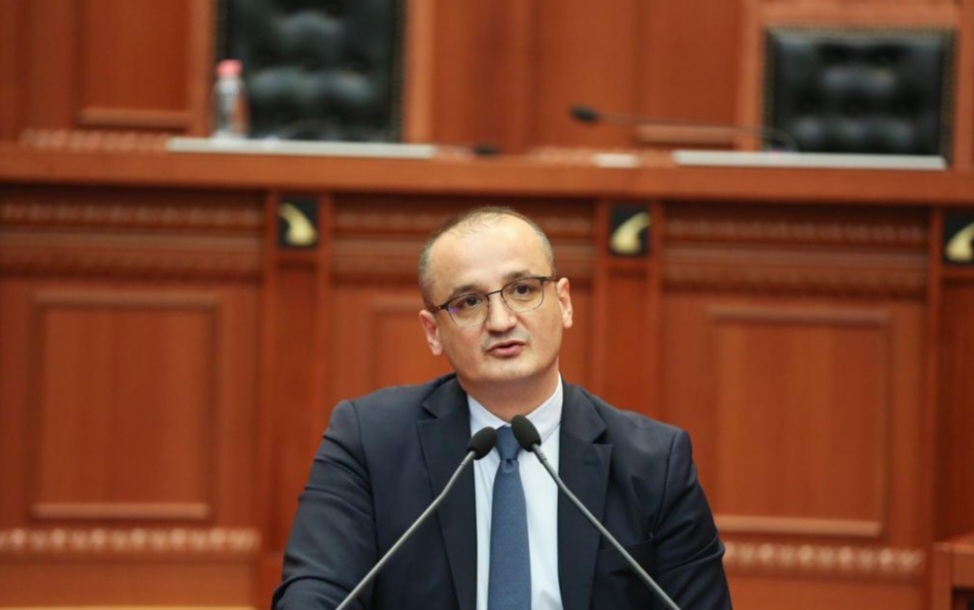 Kryetari i KLSH raporton në seancën plenare të Kuvendit të Shqipërisë mbi raportin  e performancës së KLSH-së për vitin 2022.
