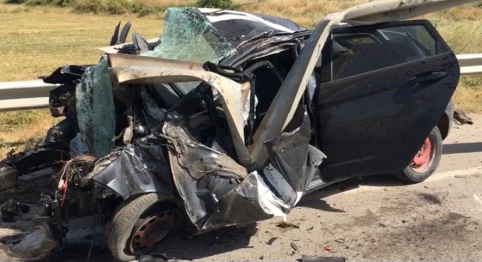 Aksident i rëndë në Korçë, makina del nga rruga, plagoset shoferi. Shihni si është shkatërruar “Ford”-i